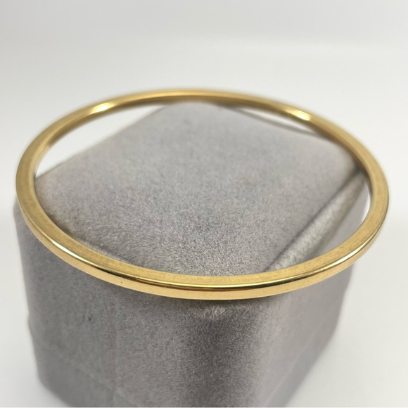 Monet Signed Vintage Gold Tone Classic Bangle Bracelet Dainty - Picture 2 of 6